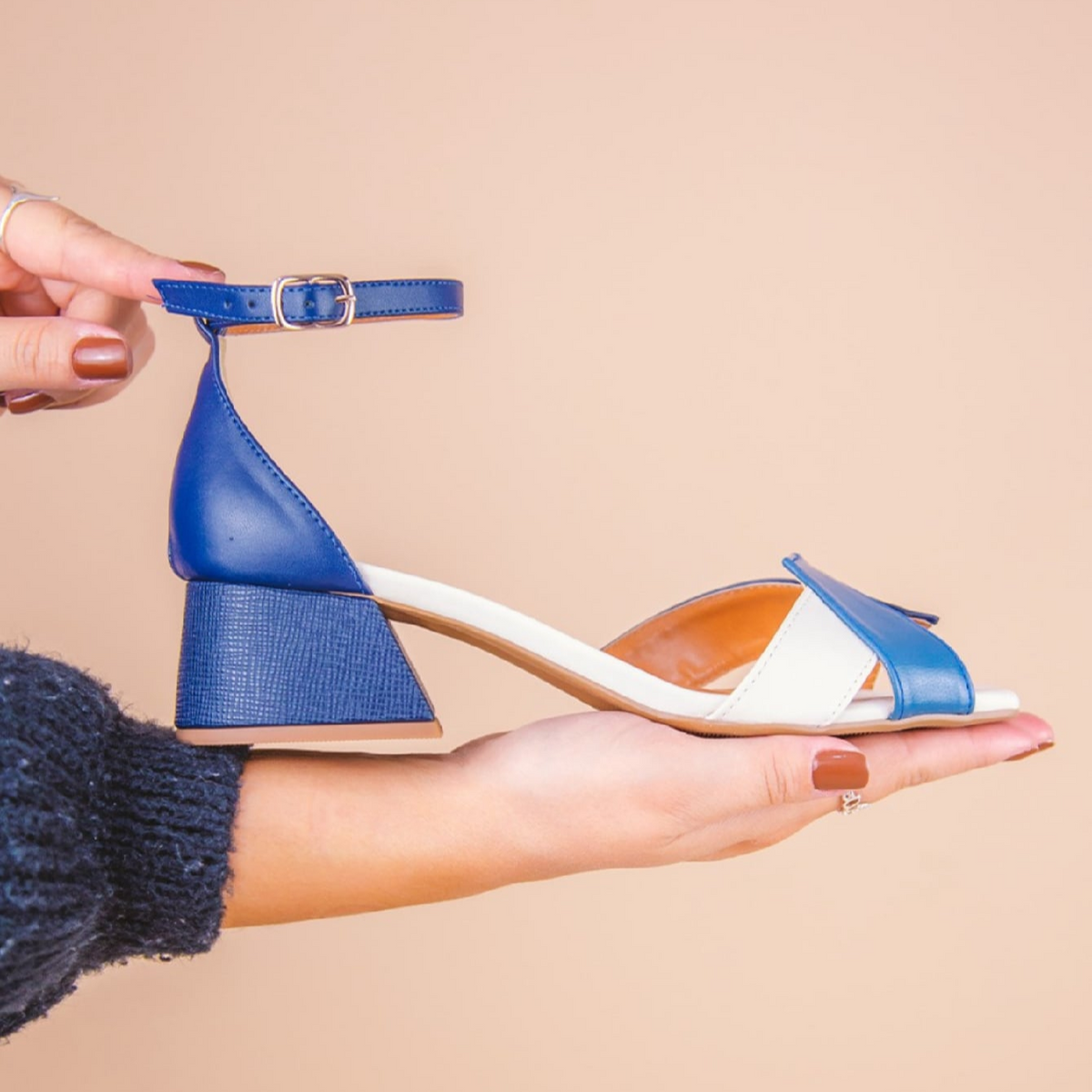 Sandália Azul e Branca com Salto Bloco Médio