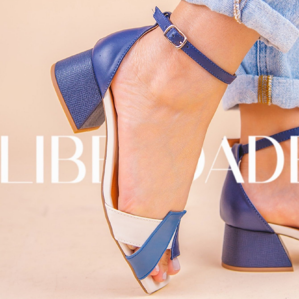Sandália Azul e Branca com Salto Bloco Médio