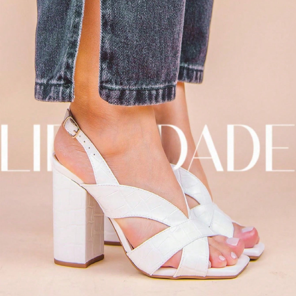 Sandália Branca de Salto Alto com Fivela