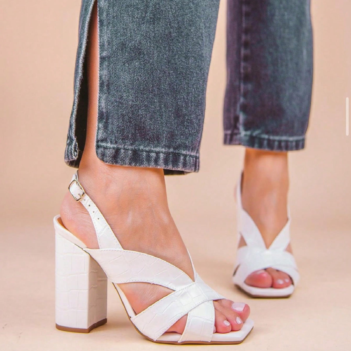 Sandália Branca de Salto Alto com Fivela