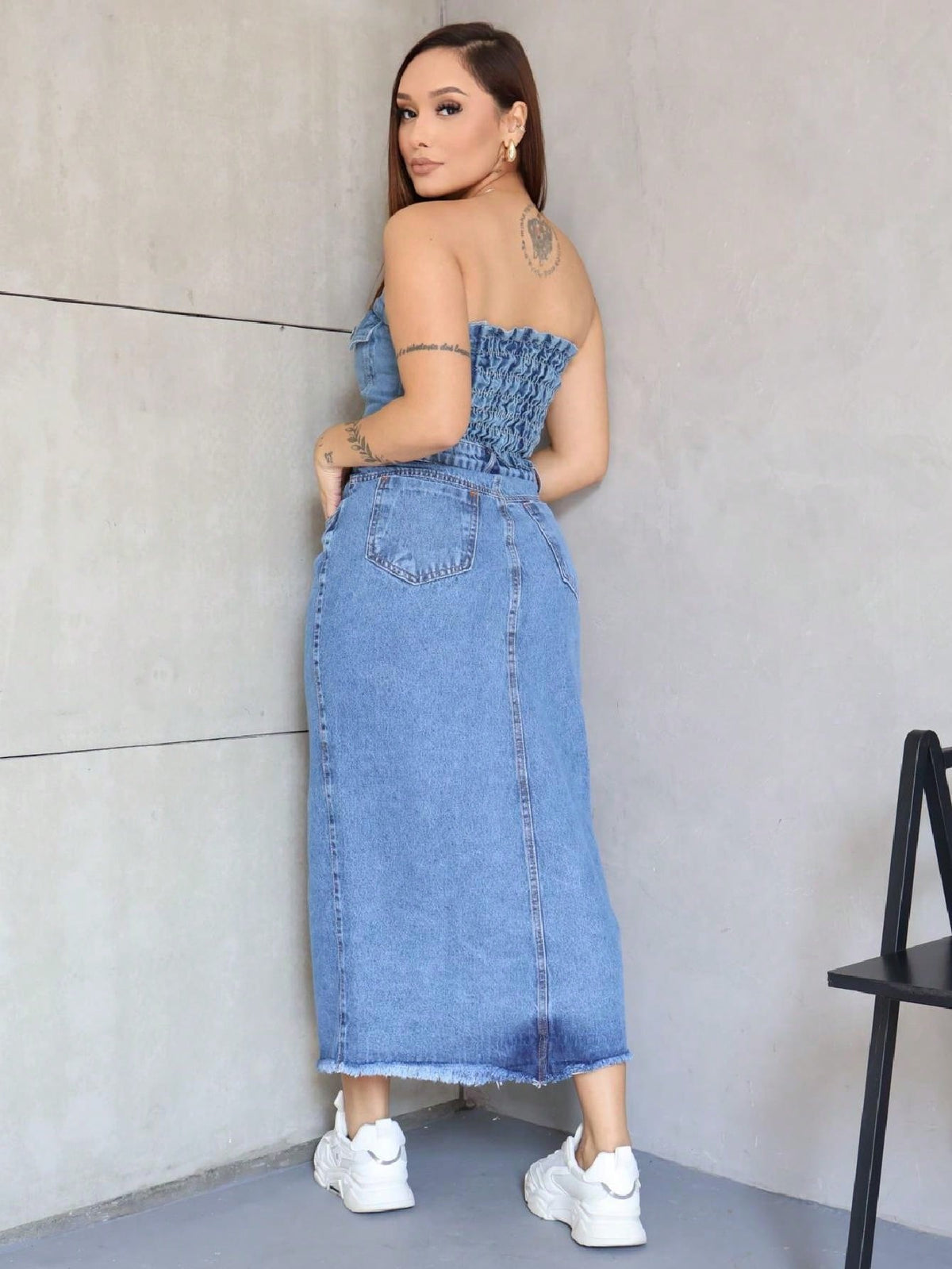 Conjunto Jeans Feminino - Blusa Sem Alça e Saia Longa