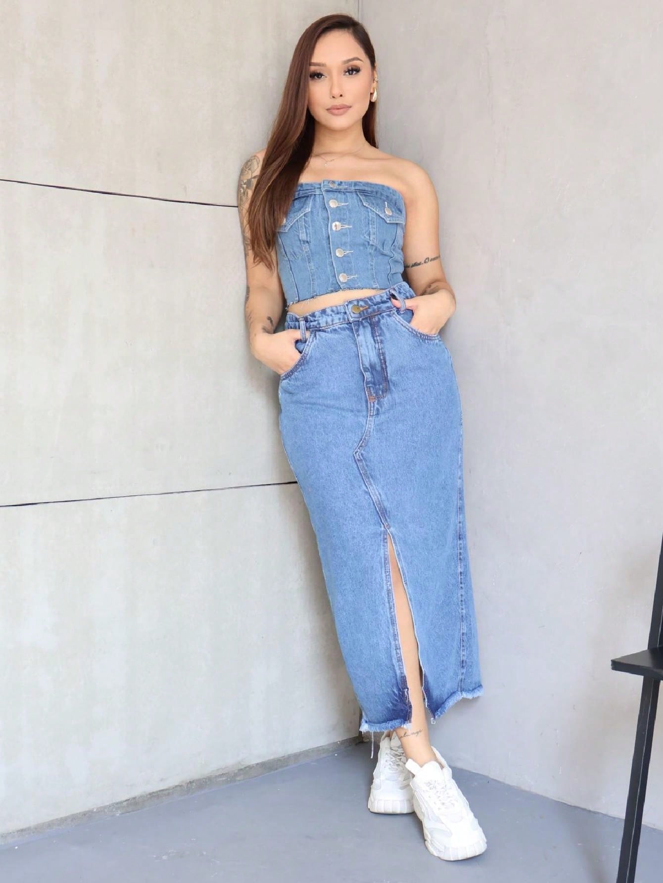 Conjunto Jeans Feminino - Blusa Sem Alça e Saia Longa