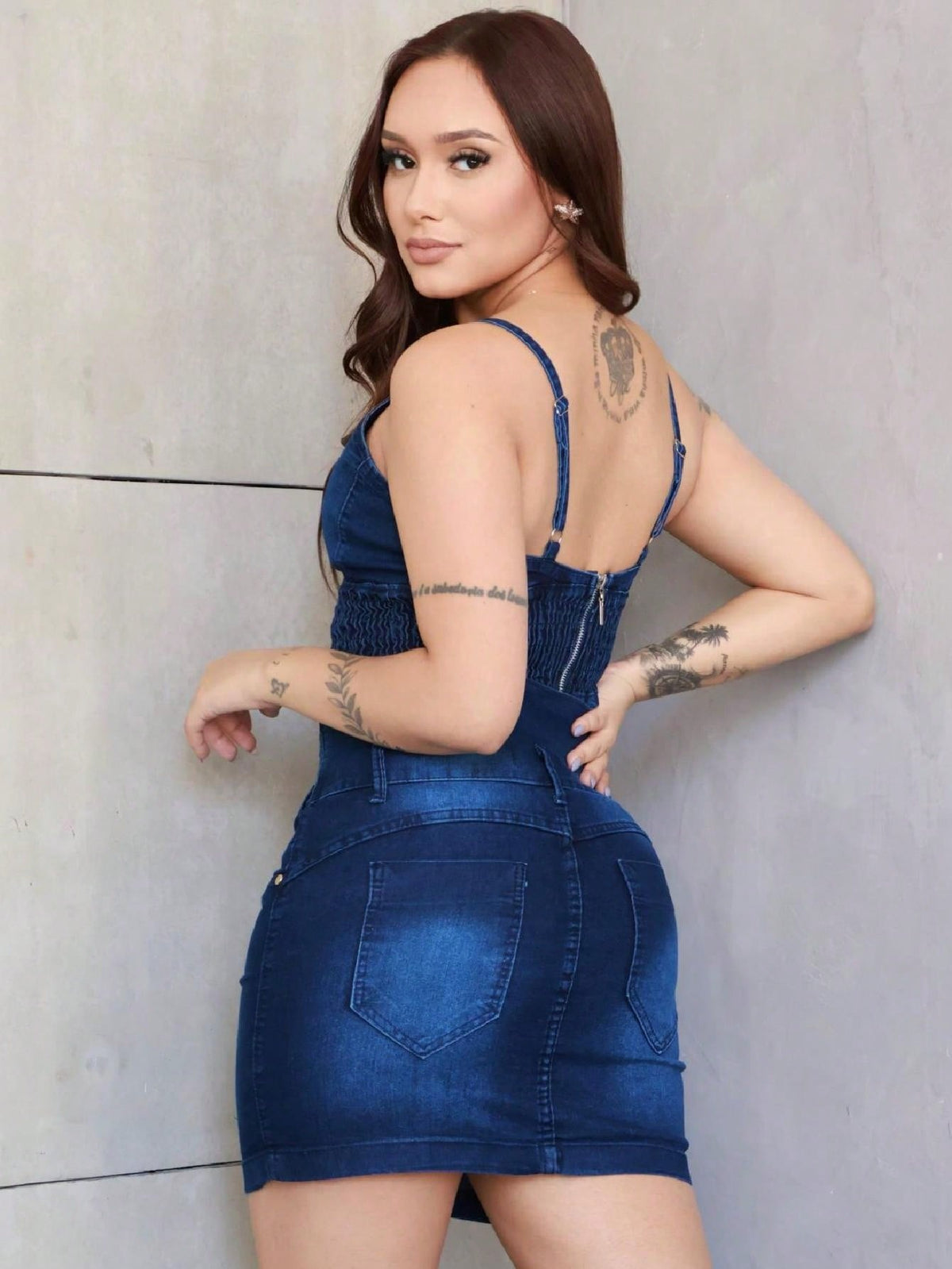 Conjunto Feminino - Blusa e Saia Curta