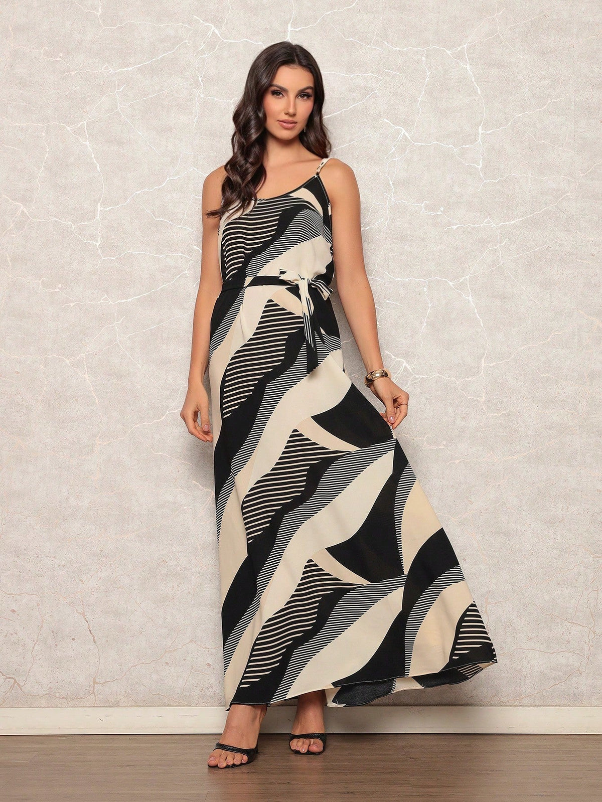 Vestido Suspensório Maxi Marrom com Estampa Geométrica